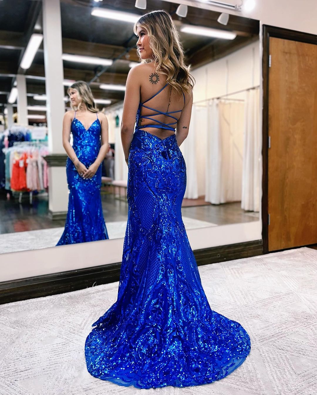 Robe longue de bal bleu royal à paillettes, dos nu, bretelles fines en V