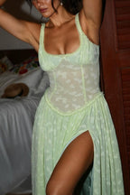 Vestido Maxi Ulissa Verde Claro com Decote Quadrado, Textura Jacquard e Fenda Alta