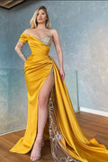 Vestido de Baile Amarelo de Cetim com Mangas Compridas, Decote Coração, Folhos e Cauda de Sereia com Fenda