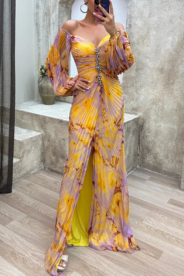 Vestido largo plisado con abertura y adornos de diamantes y hombros descubiertos con estampado Sunset Serenade 