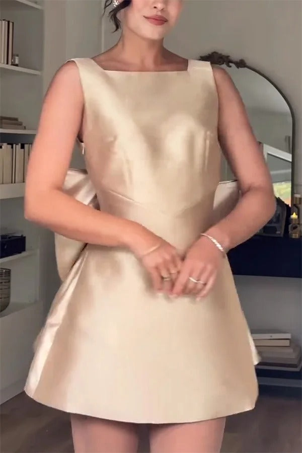 Robe courte ultime Muse en satin avec détail de nœud papillon surdimensionné et encolure carrée