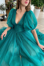 Vestido de noite elegante verde escuro em tule com corte em A, decote em V e mangas curtas