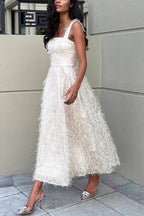 Robe mi-longue à encolure carrée en tissu à franges duveteuses, allure féerique et séduisante