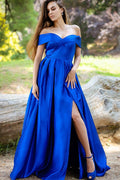 Abito lungo in raso blu reale con scollo a barca e gonna a trapezio, spacco elegante