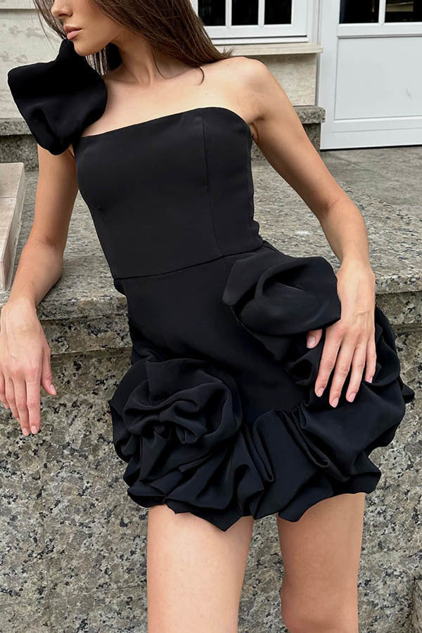 Robe courte décolletée asymétrique à volants, charmante et élégante