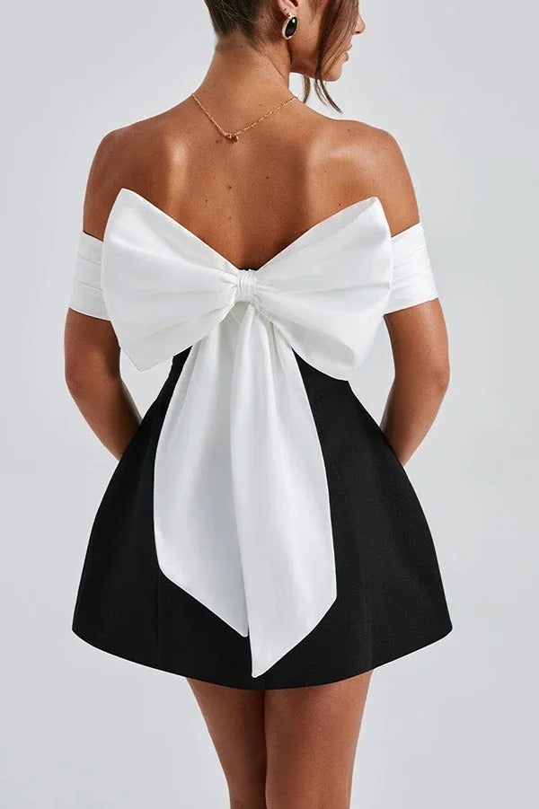 Robe courte décolletée asymétrique avec nœud ornemental et contraste séduisant