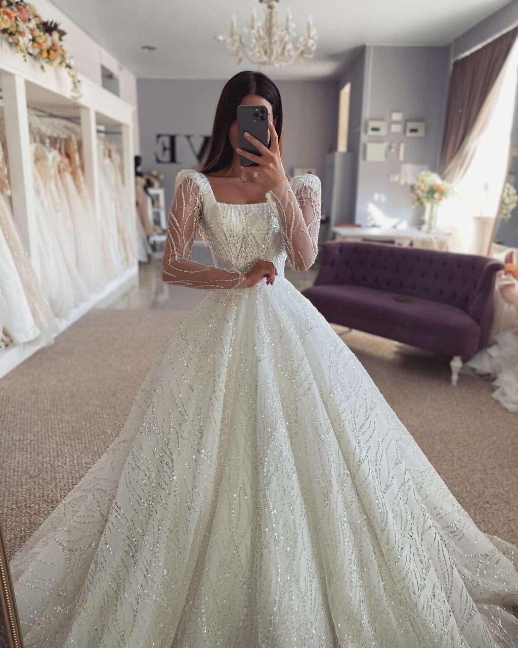 Vestido de Noiva Branco Deslumbrante em Linha A com Renda, Ombros Descobertos, Mangas Compridas e Folhos