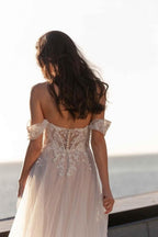 Robe de mariée blanche fabuleuse en dentelle, ligne A, sans manches, à épaules dénudées avec volants