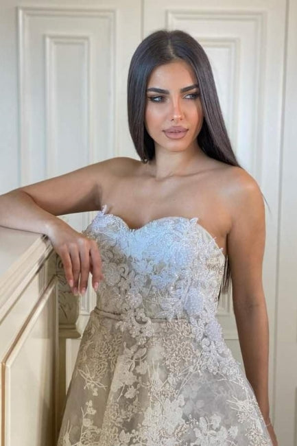 Favoloso abito da sposa bianco senza maniche a linea ad A con scollo a cuore e pizzi applicati