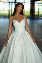 Abito da sposa bianco favoloso a linea ad A senza maniche con scollo a V in pizzo e applicazioni