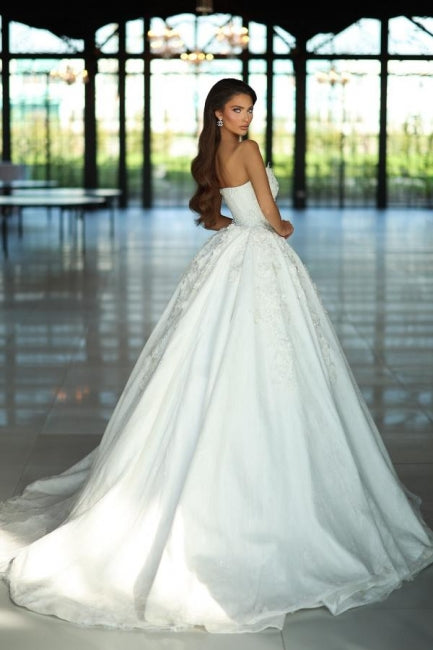 Abito da sposa bianco favoloso a linea ad A senza maniche con scollo a V in pizzo e applicazioni