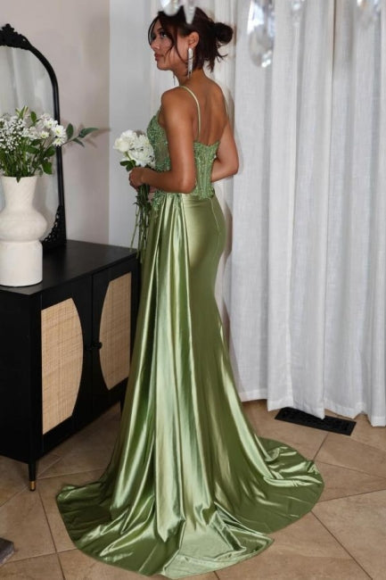 Abito da sera verde favoloso in raso e tulle a colonna, senza maniche, con scollo a cuore e spacco frontale