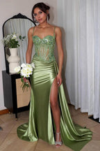 Abito da sera verde favoloso in raso e tulle a colonna, senza maniche, con scollo a cuore e spacco frontale