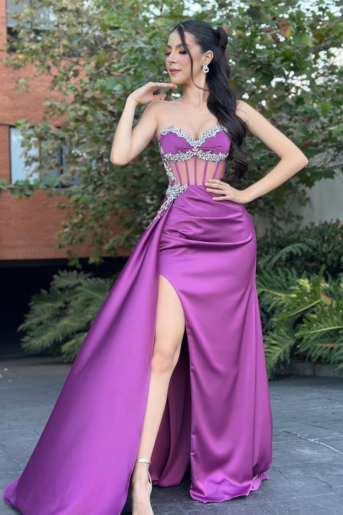 Fabuloso vestido de fiesta de tul satinado con escote en forma de corazón, sin mangas y con volantes abiertos
