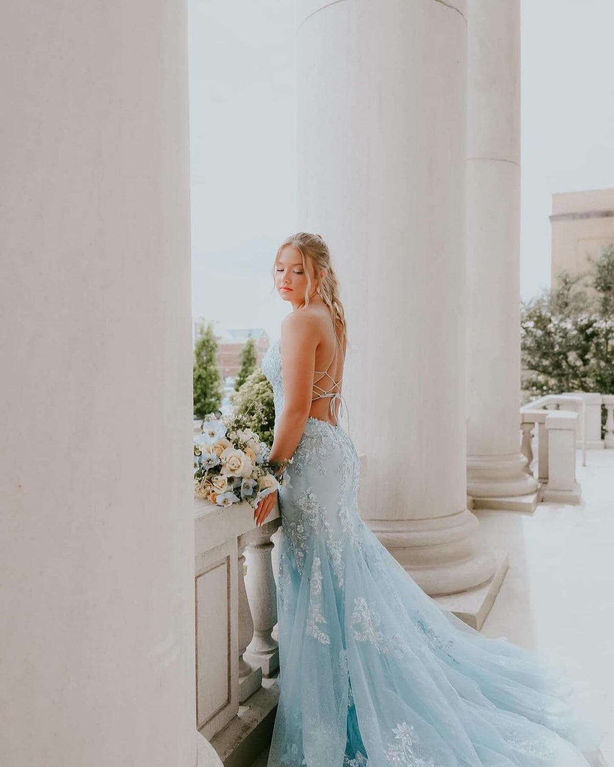 Robe de bal longue fabuleuse en tulle à fines bretelles sans manches avec applications