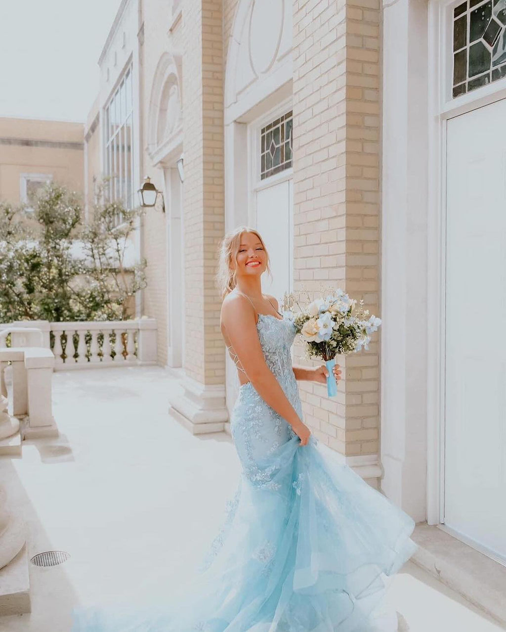 Robe de bal longue fabuleuse en tulle à fines bretelles sans manches avec applications
