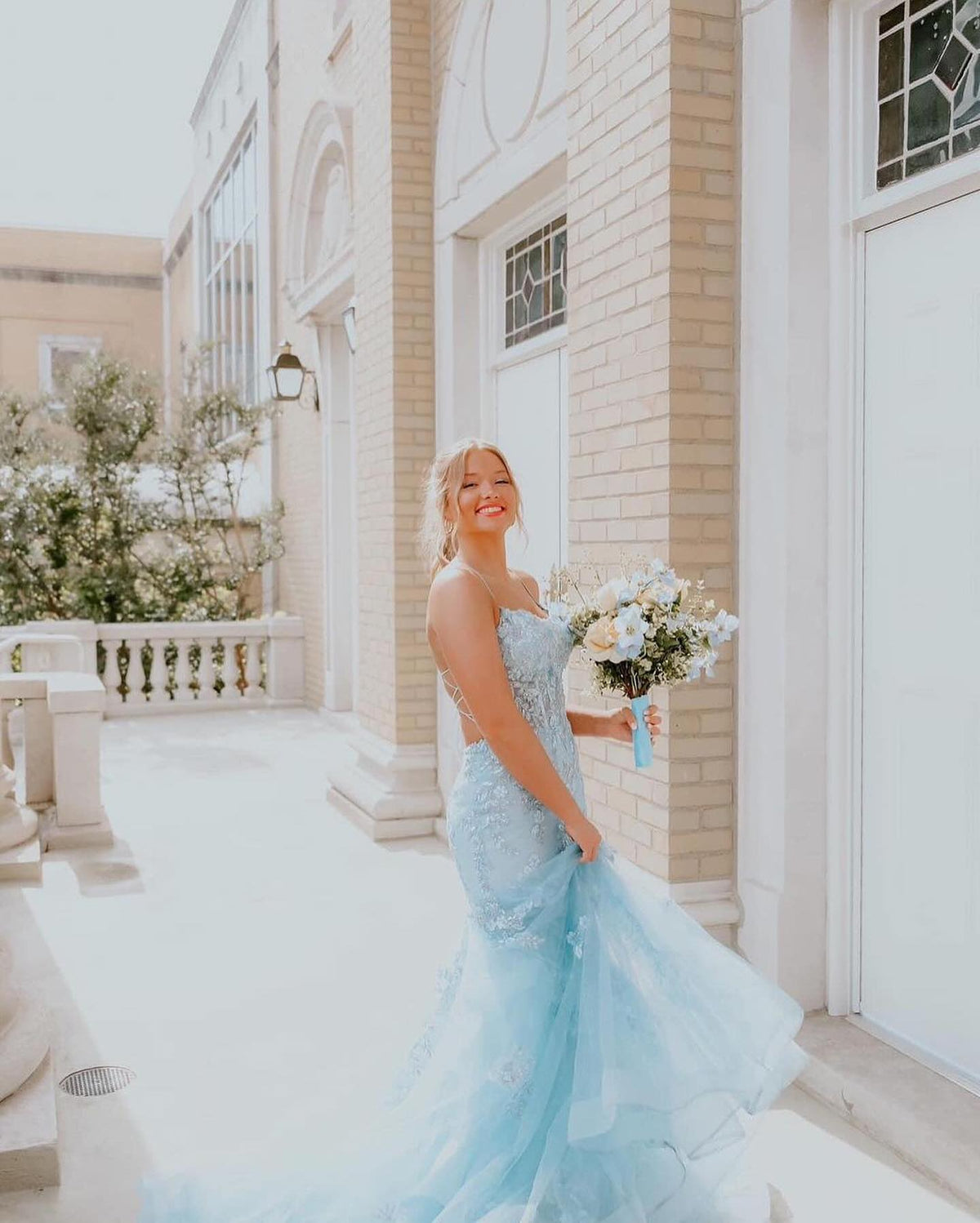 Robe de bal longue fabuleuse en tulle à fines bretelles sans manches avec applications