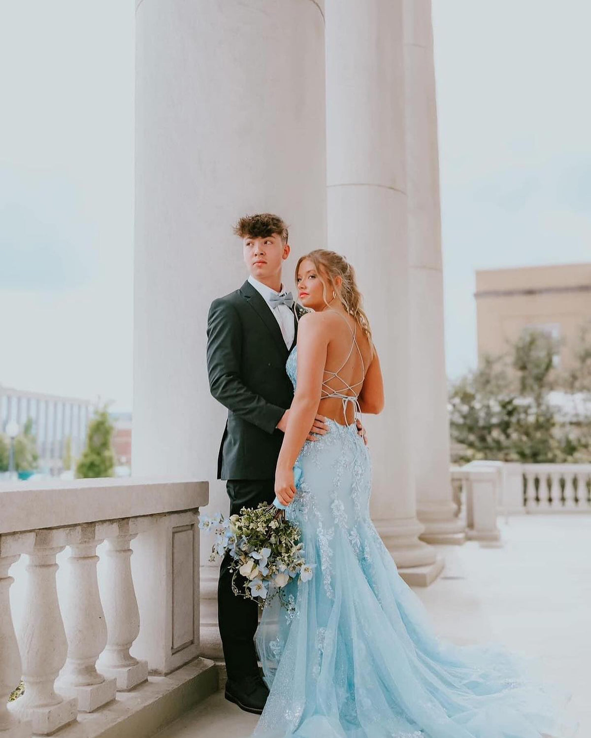 Robe de bal longue fabuleuse en tulle à fines bretelles sans manches avec applications