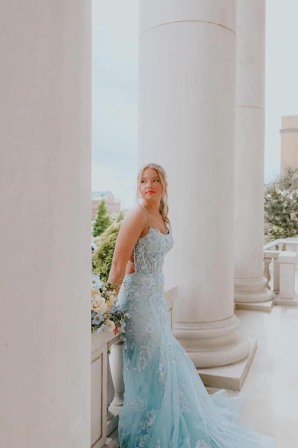 Robe de bal longue fabuleuse en tulle à fines bretelles sans manches avec applications