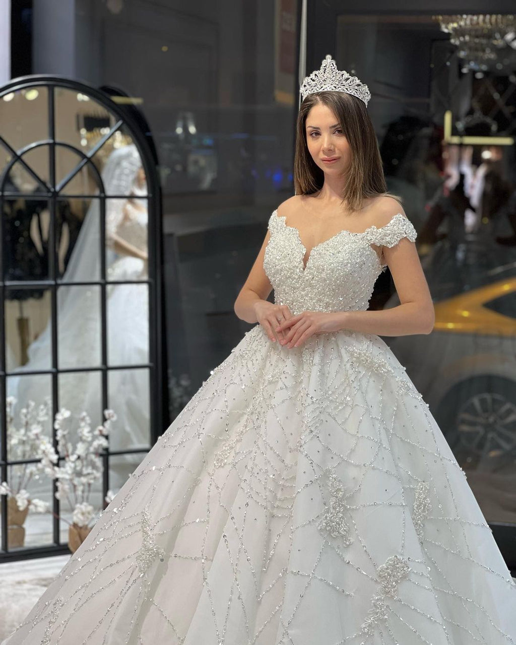 Robe de mariée fabuleuse longue jusqu'au sol, décolleté cœur, épaules dénudées, coupe en A, ornée de paillettes avec volants