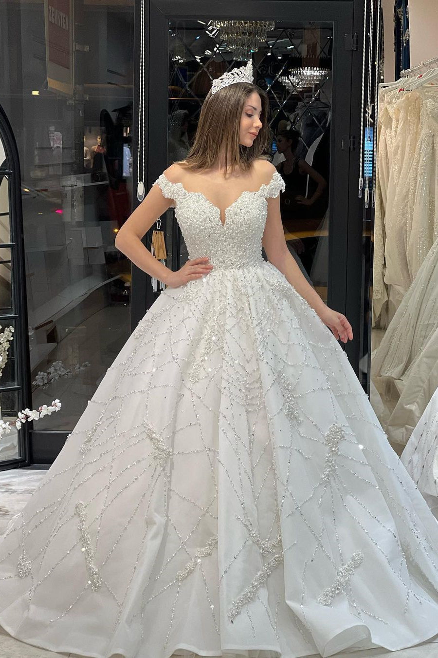 Robe de mariée fabuleuse longue jusqu'au sol, décolleté cœur, épaules dénudées, coupe en A, ornée de paillettes avec volants