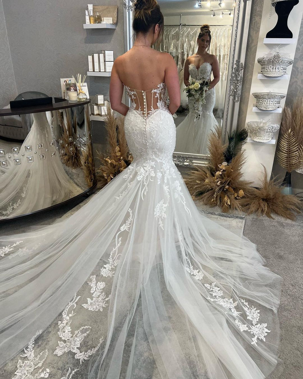 Robe de mariée sirène sans manches longue jusqu'au sol avec décolleté en cœur et dentelle magnifique