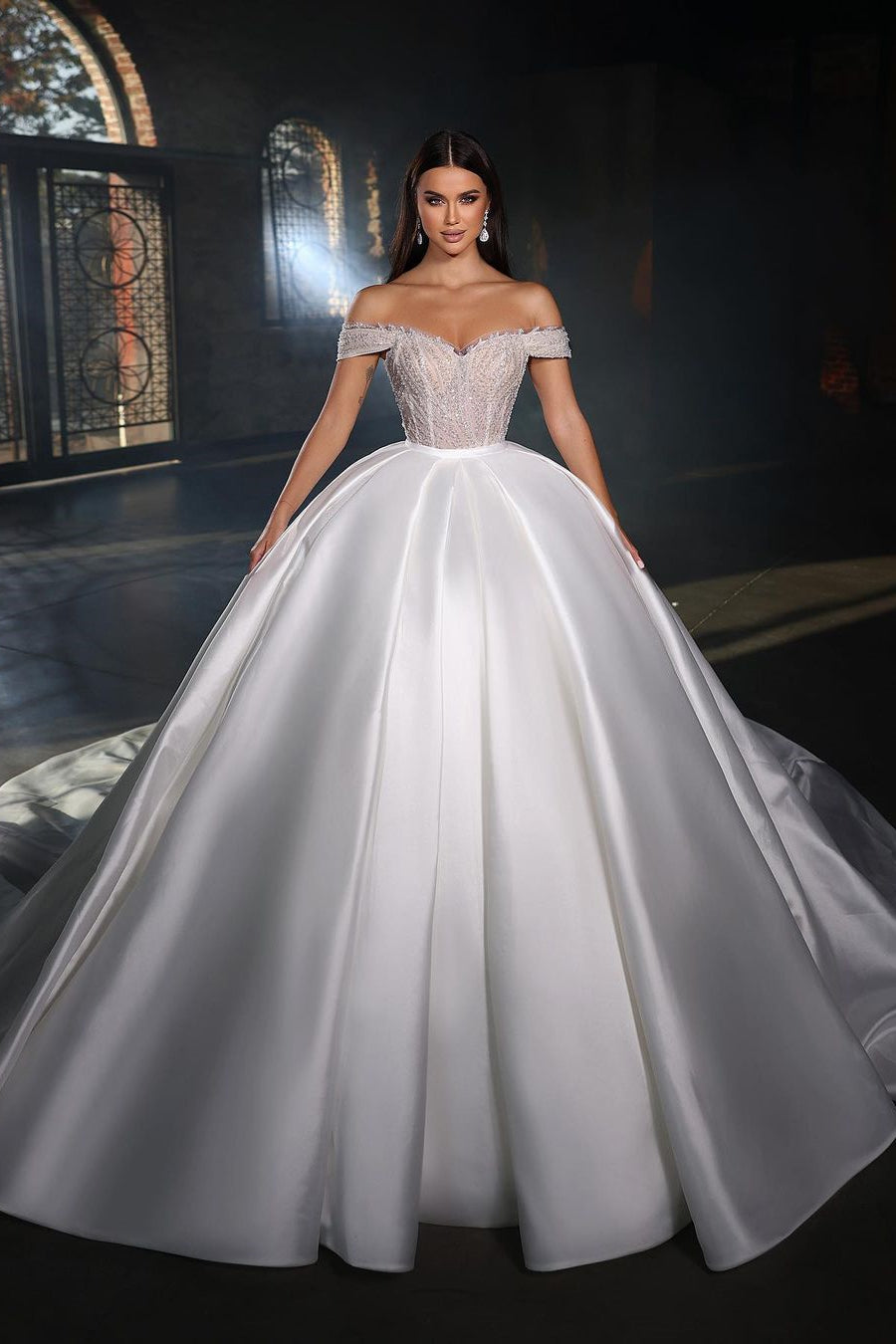 Robe de mariée en satin fabuleuse, longue jusqu'au sol, à décolleté cœur, sans manches, épaules dénudées, coupe en A avec volants