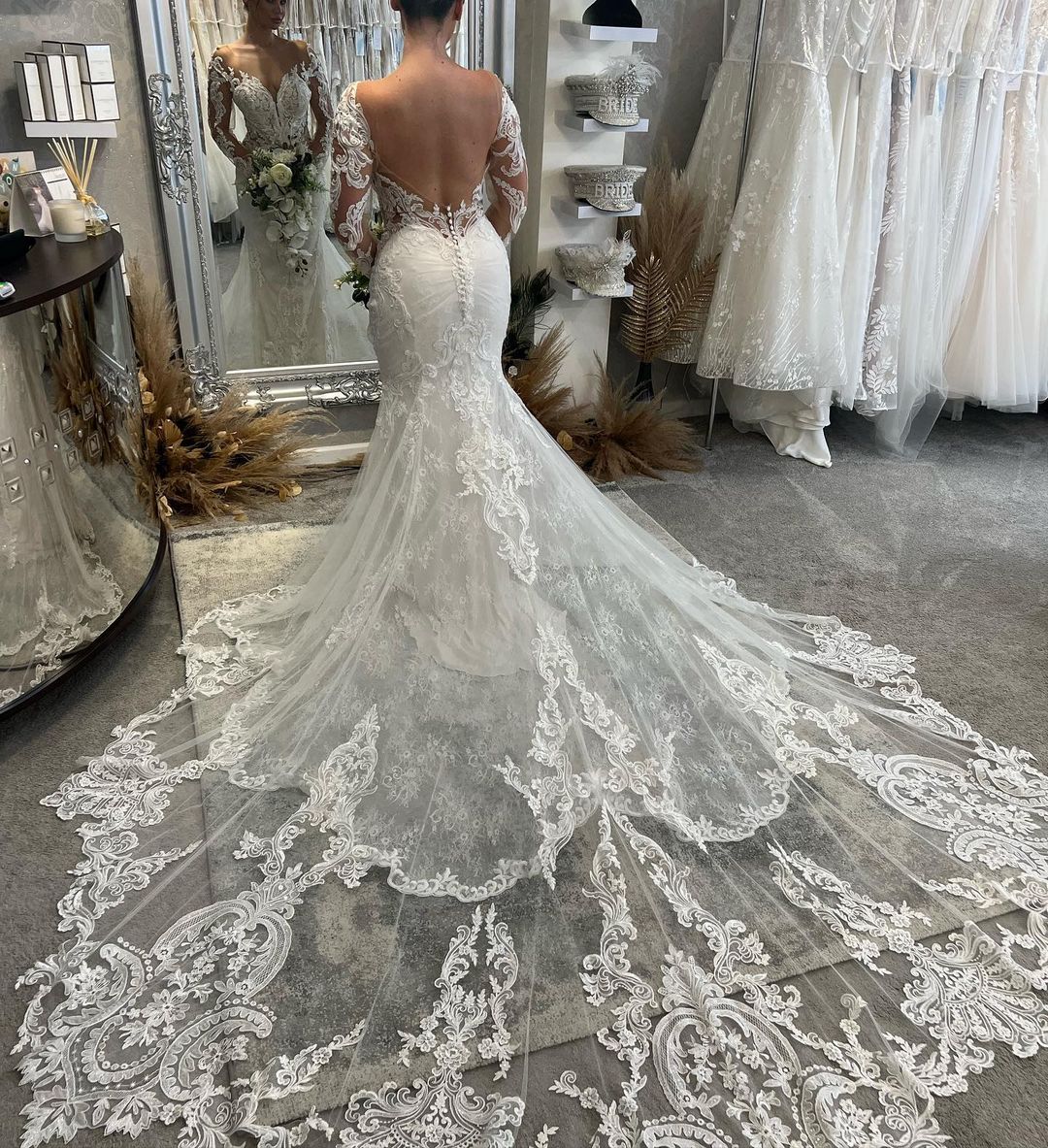 Vestido de Noiva Maravilhoso Comprido até ao Chão com Decote em V, Mangas Compridas, Renda em Estilo Sereia e Cauda de Capela