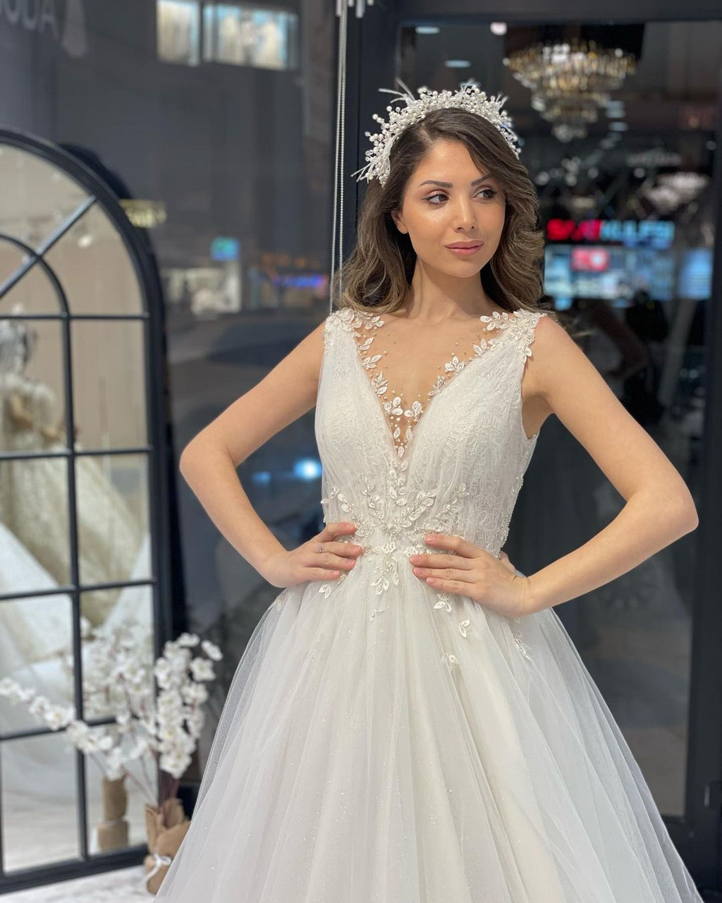 Vestido de Noiva Maravilhoso Comprido até ao Chão, com Decote em V, Sem Mangas, em Tule, Corte em A