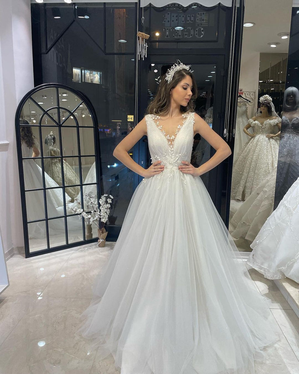 Vestido de Noiva Maravilhoso Comprido até ao Chão, com Decote em V, Sem Mangas, em Tule, Corte em A