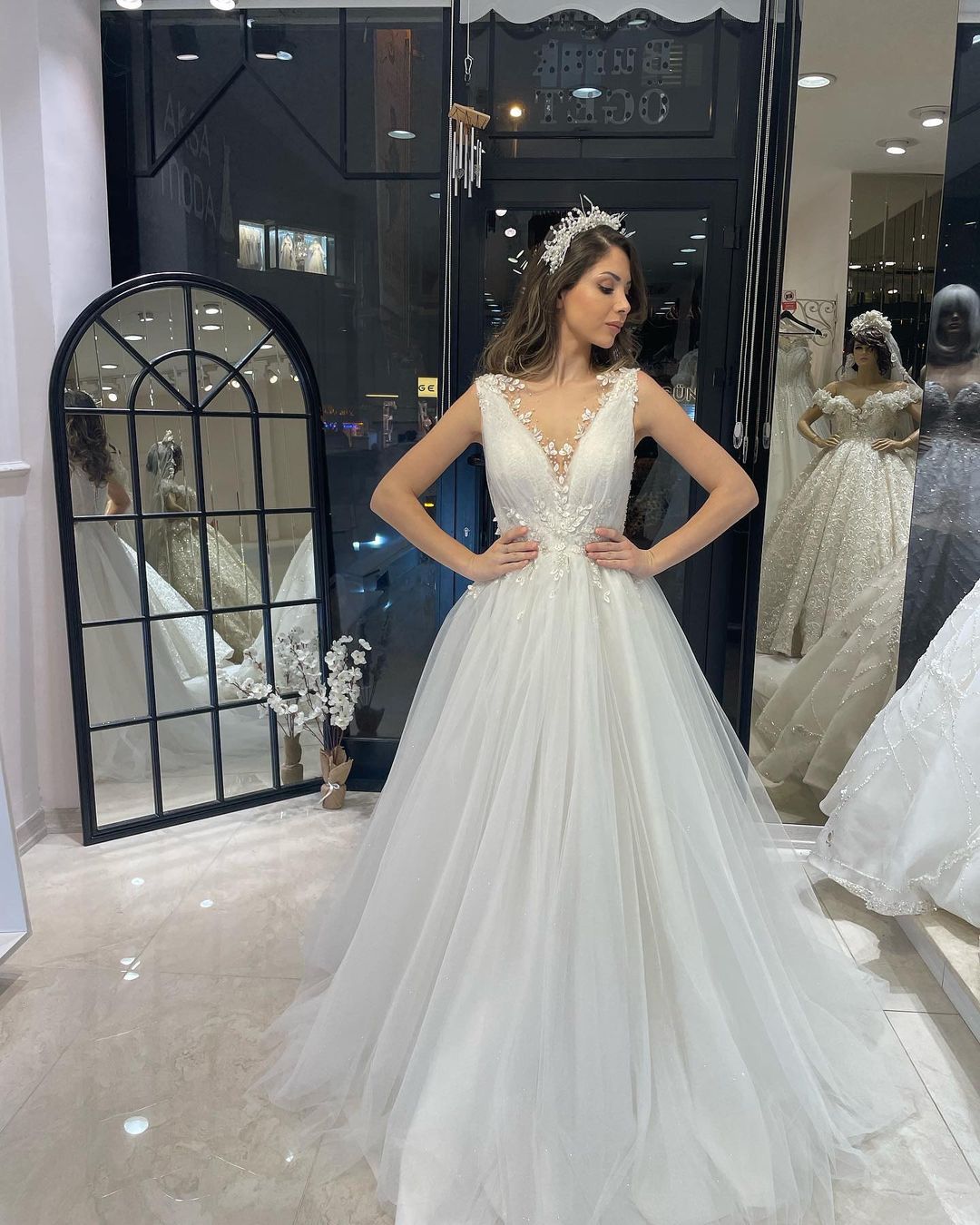 Vestido de Noiva Maravilhoso Comprido até ao Chão, com Decote em V, Sem Mangas, em Tule, Corte em A