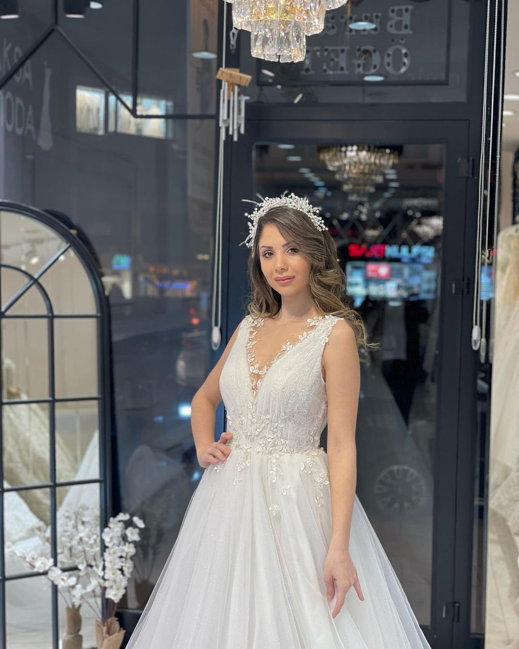 Vestido de Noiva Maravilhoso Comprido até ao Chão, com Decote em V, Sem Mangas, em Tule, Corte em A