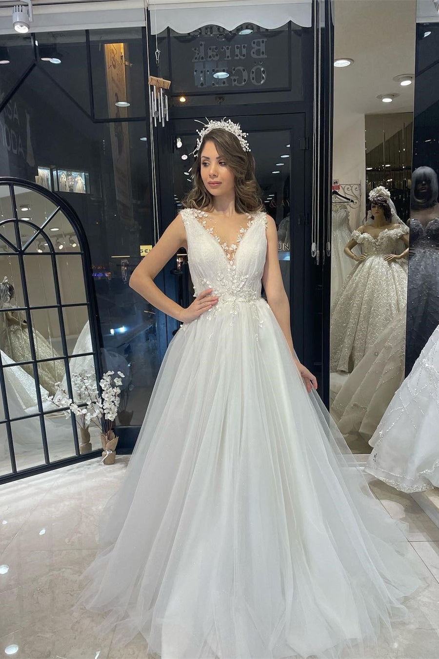 Vestido de Noiva Maravilhoso Comprido até ao Chão, com Decote em V, Sem Mangas, em Tule, Corte em A