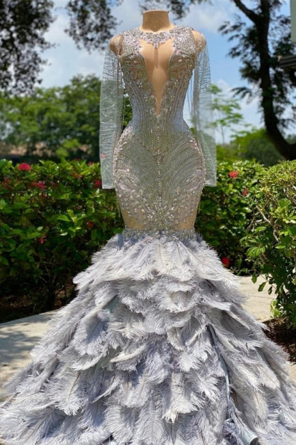 Robe de bal longue en tulle gris fabuleux à manches longues, ornée de perles, de sequins et de plumes, style sirène