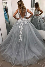 Robe de bal fabuleuse longue en ligne A, col en V, fines bretelles, dos nu en tulle