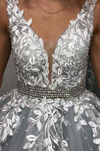Robe de bal fabuleuse longue en ligne A, col en V, fines bretelles, dos nu en tulle