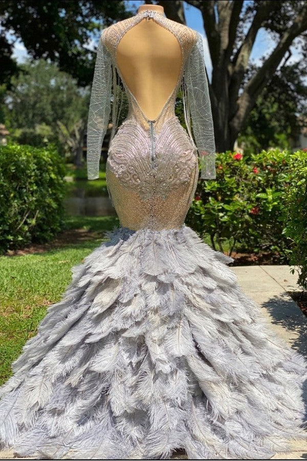 Favoloso abito lungo da sera a sirena con scollo a V, paillettes, perline, piume e tulle, con maniche