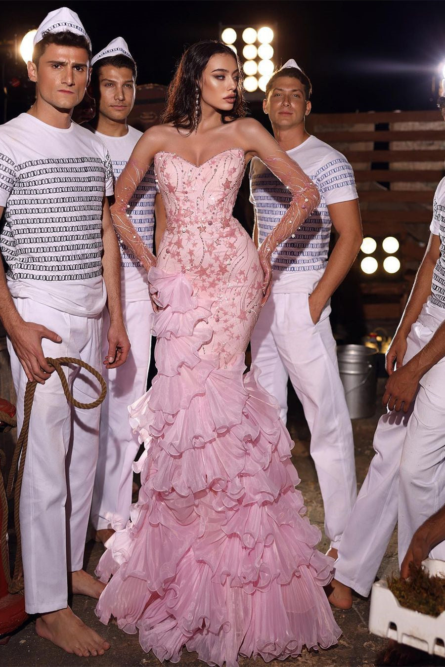 Robe de bal rose longue fabuleuse style sirène sans manches ornée de perles avec volants