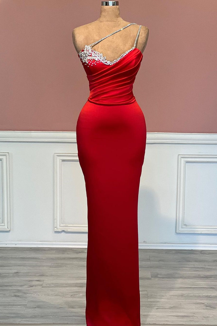 Robe de bal rouge longue fabuleuse à bretelle unique style sirène ornée de bijoux