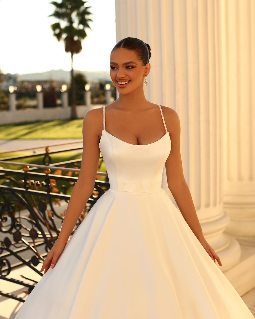 Robe de mariée en satin blanche longue et évasée à fines bretelles spaghetti merveilleuse