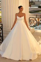 Robe de mariée en satin blanche longue et évasée à fines bretelles spaghetti merveilleuse