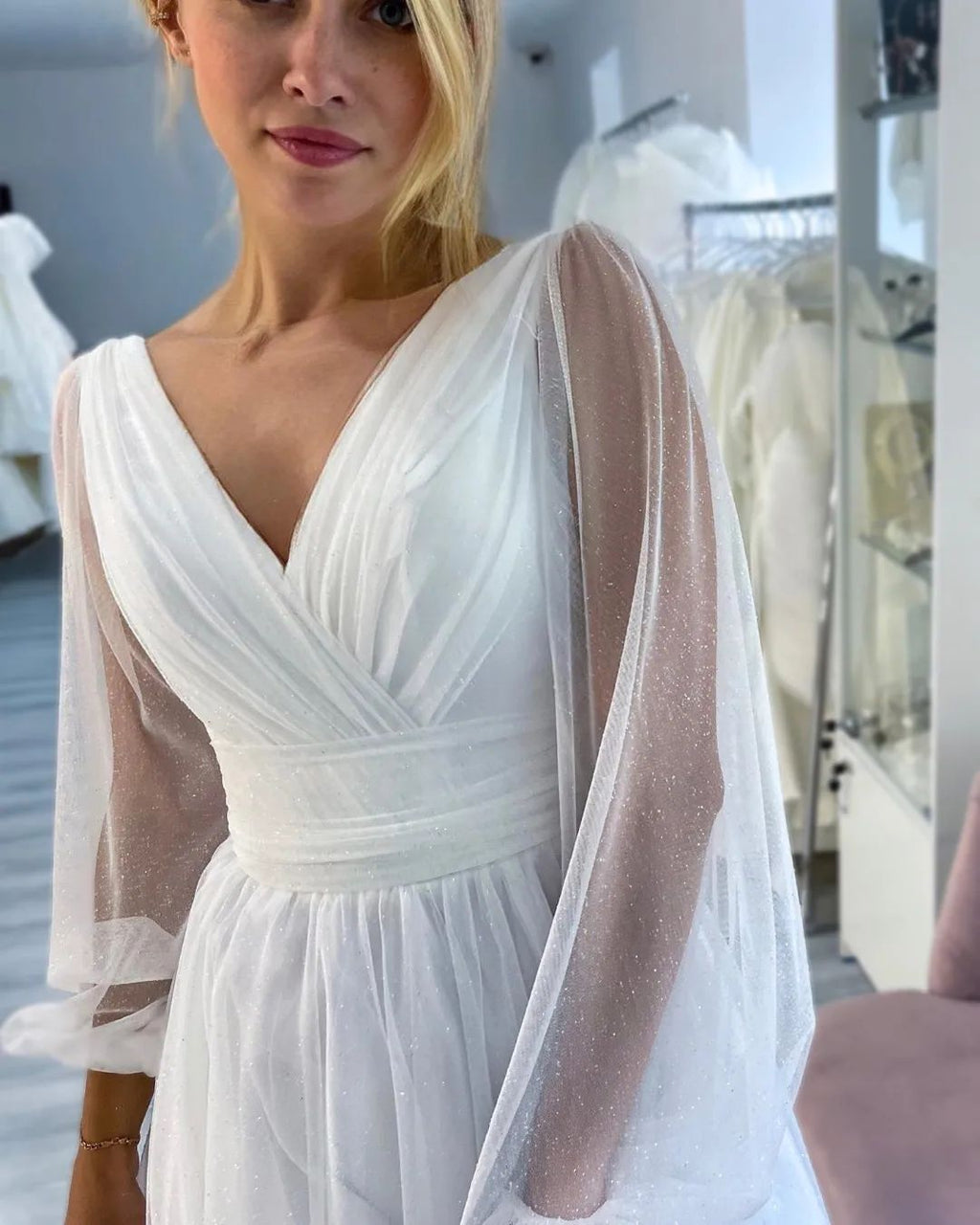 Robe de mariée blanche longue fabuleuse en ligne A avec col en V, manches longues et paillettes, fendue