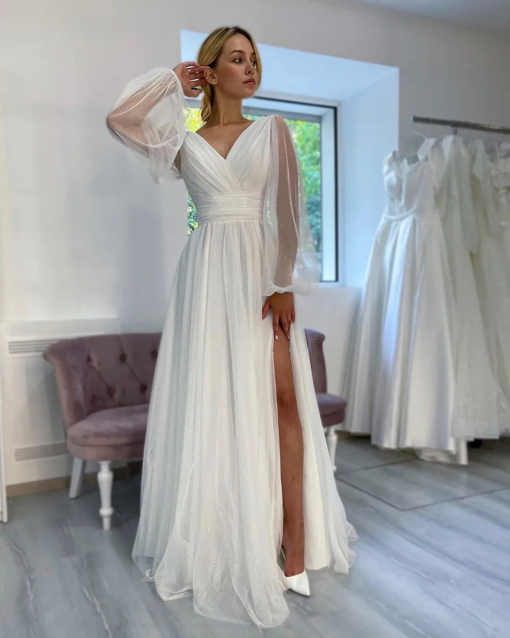 Robe de mariée blanche longue fabuleuse en ligne A avec col en V, manches longues et paillettes, fendue