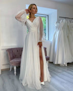 Robe de mariée blanche longue fabuleuse en ligne A avec col en V, manches longues et paillettes, fendue