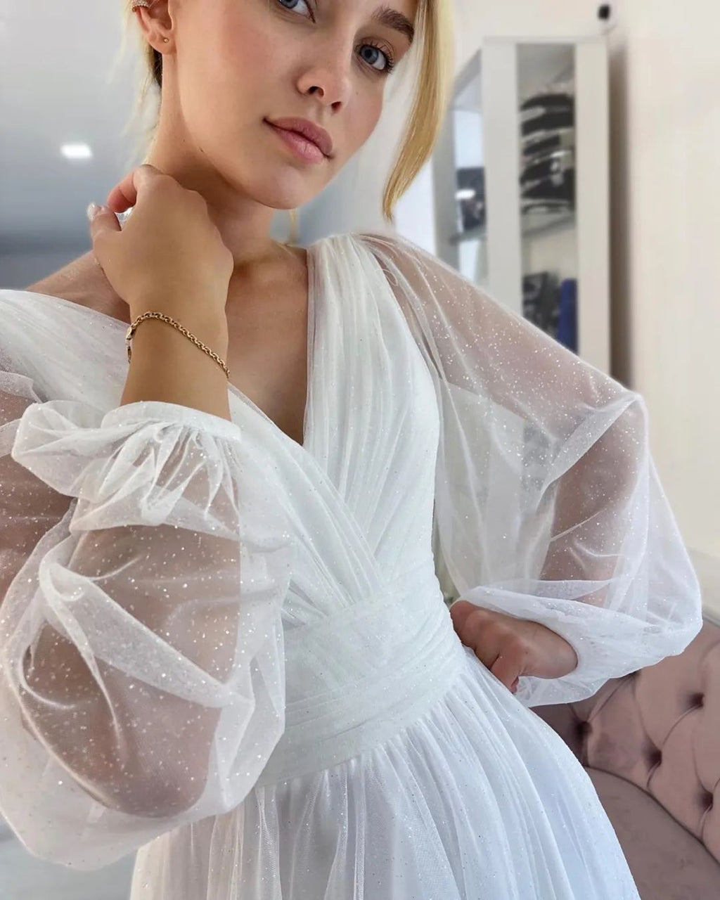 Robe de mariée blanche longue fabuleuse en ligne A avec col en V, manches longues et paillettes, fendue