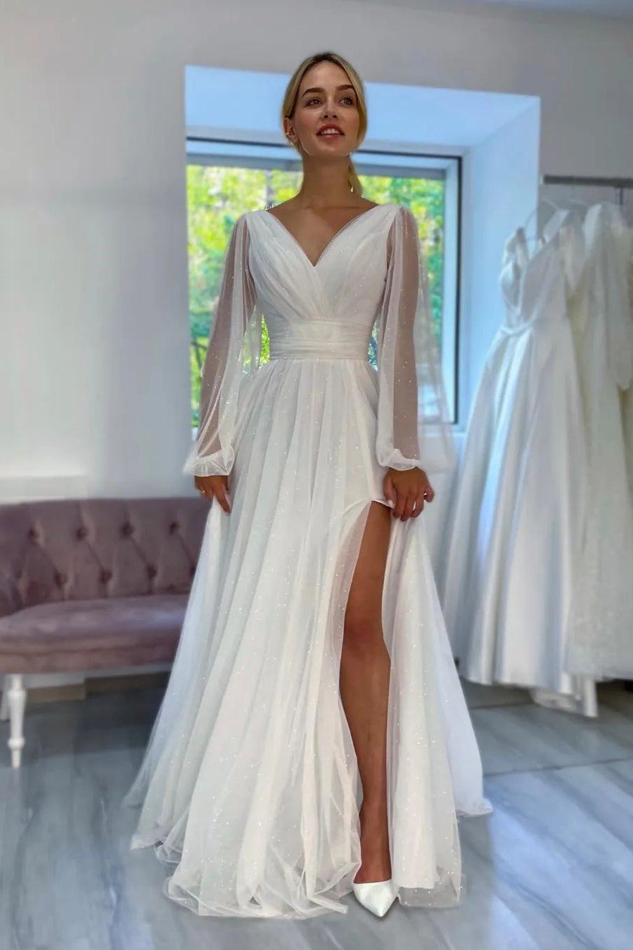 Robe de mariée blanche longue fabuleuse en ligne A avec col en V, manches longues et paillettes, fendue