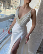 Vestido de cerimónia fabuloso longo branco sem mangas com decote em bico, pérolas e racha