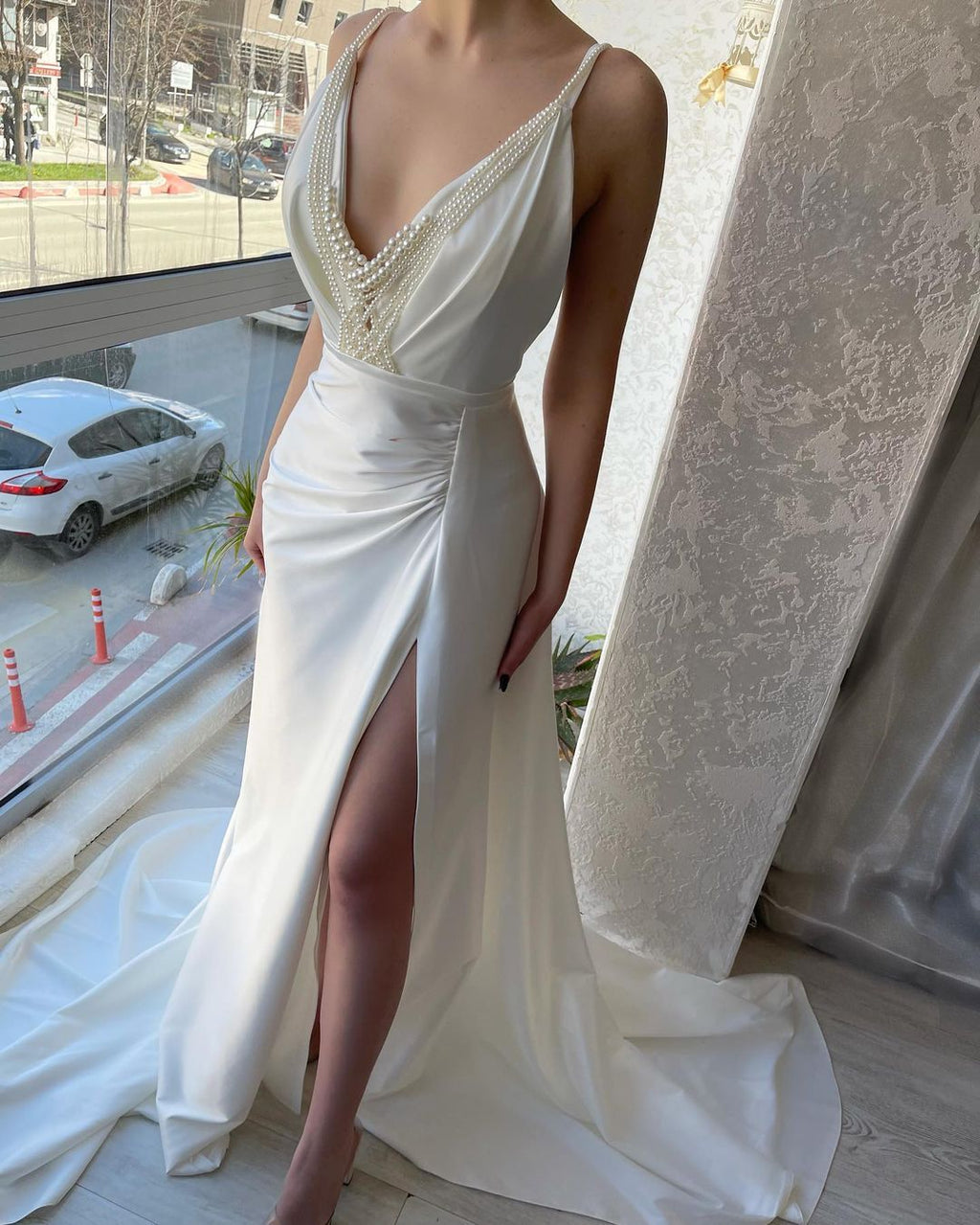 Vestido de cerimónia fabuloso longo branco sem mangas com decote em bico, pérolas e racha