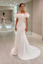 Fabuloso vestido de novia blanco sin mangas con hombros descubiertos y corte sirena de satén
