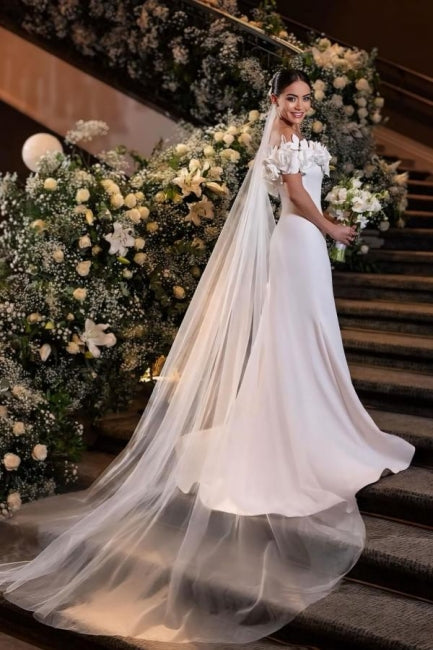 Fabuloso vestido de novia blanco sin mangas con hombros descubiertos y corte sirena de satén